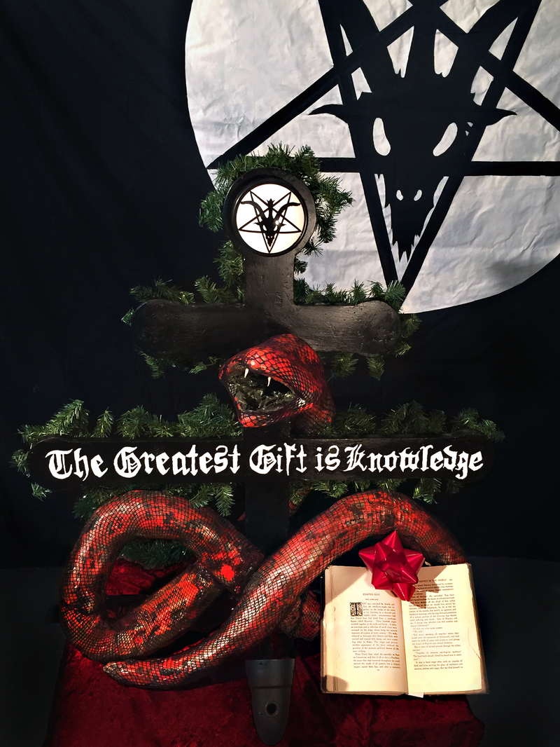 Illustration for article titled All Hail This Majestically Satanic Holiday Display